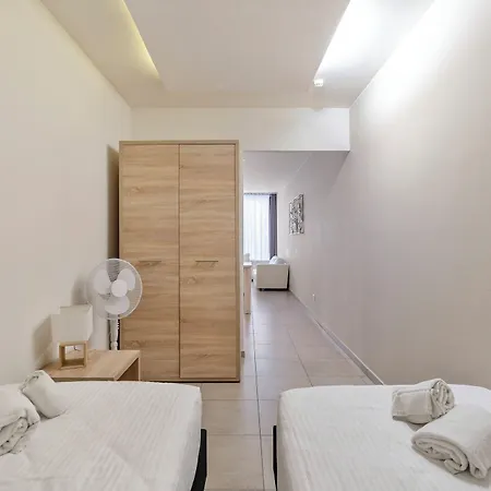 Ambassador Apartment *